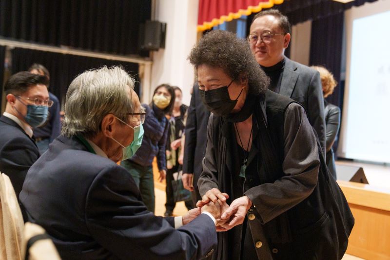 國家人權委員會主委陳菊（中）與文化部長史哲（右）問候政治受難者蔡焜霖（左）。 圖: 翻攝自文化部官網