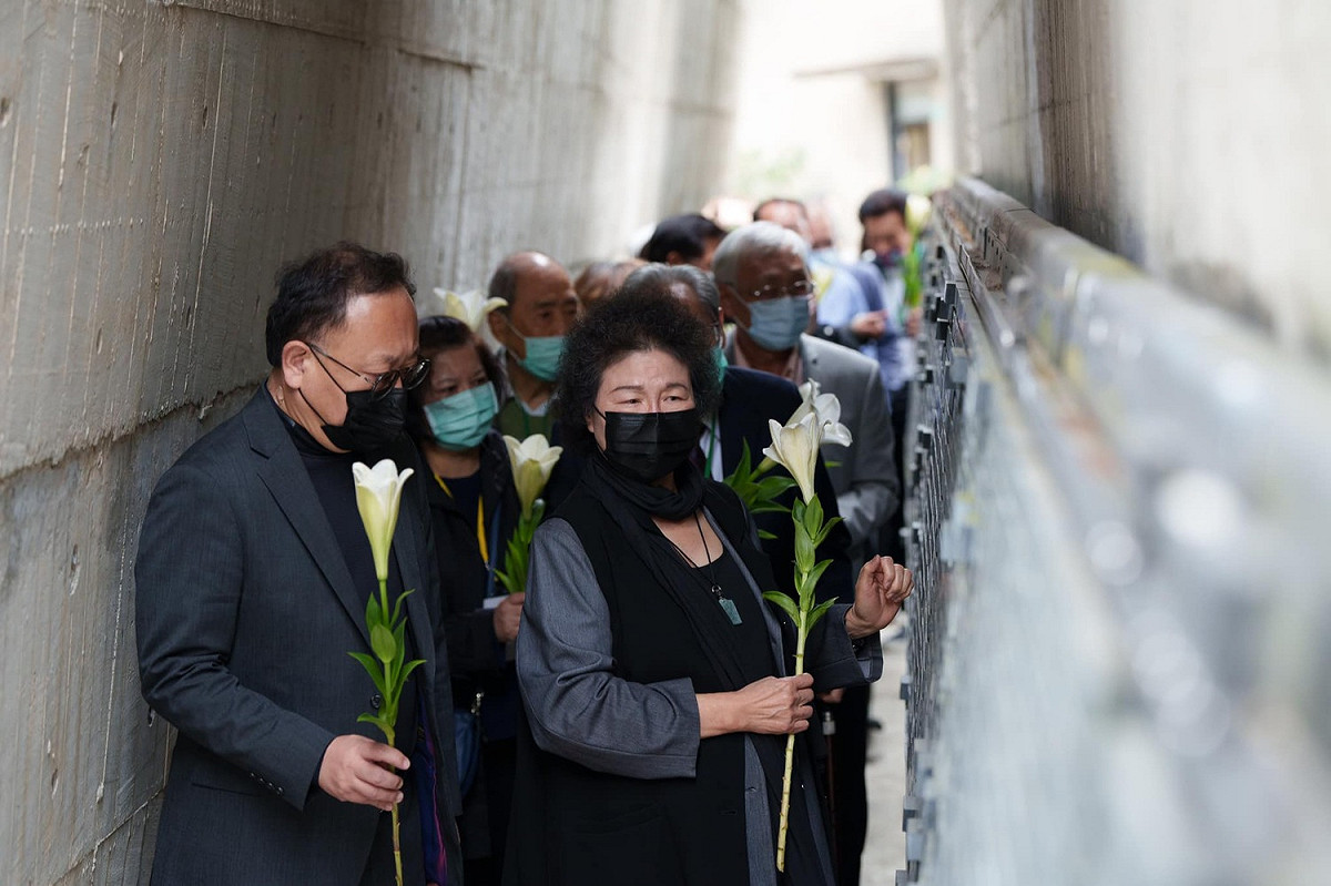 國家人權委員會主委陳菊與文化部長史哲致敬人權紀念碑。 圖: 翻攝自陳菊臉書