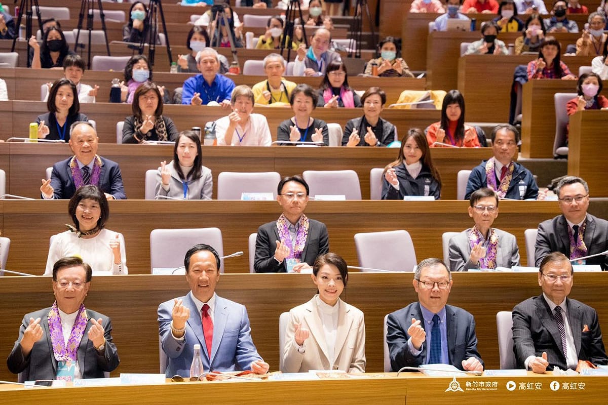 郭台銘在演講時除囑咐高虹安要好好把棒球場修好，引起全場笑聲。 圖: 翻攝自新竹市政府