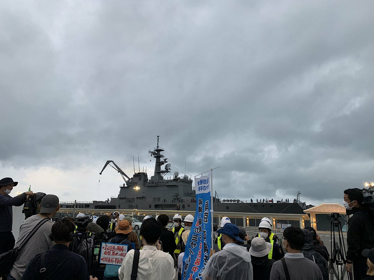 日本防衛省18日向位於沖繩縣石垣島(石垣市)的陸上自衛隊石垣駐地運入導彈等彈藥。港口聚集反對居民。 圖：翻攝@ZENKOofficial推特