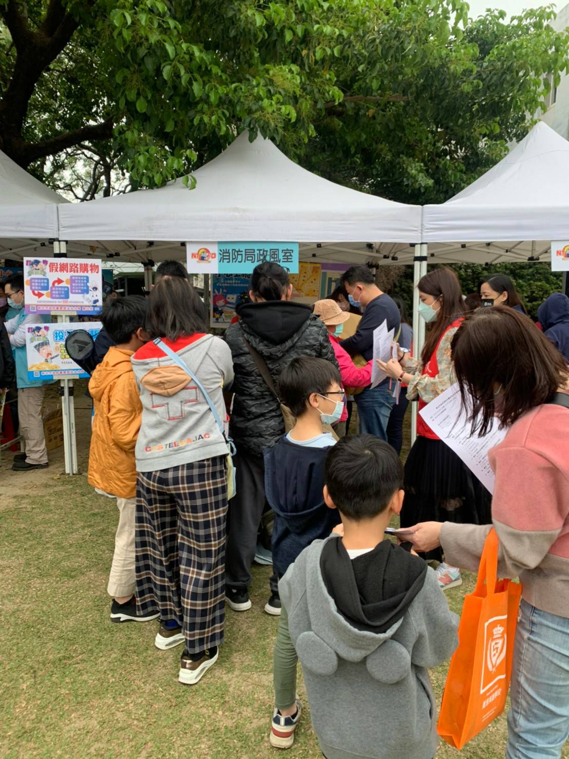 新北市消防局為充分利用淡水區觀光人潮絡繹不絕之熱門地標特性，有效宣導正確防災觀念。 圖：新北市消防局提供
