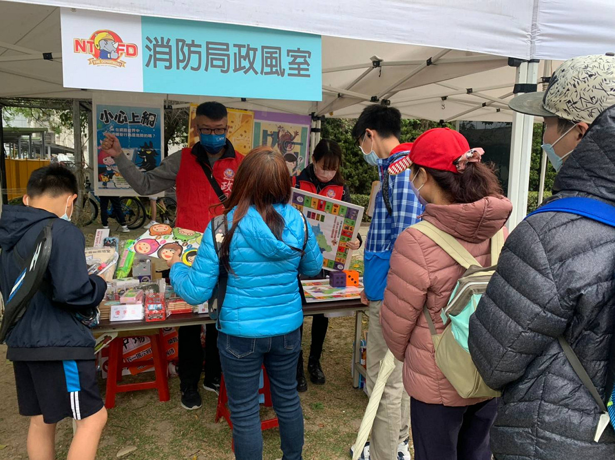 為形塑民眾對於廉潔之認識與理解，於今(18)日14時於淡水區觀潮廣場舉行消防廉政親子體驗營活動。 圖：新北市消防局提供