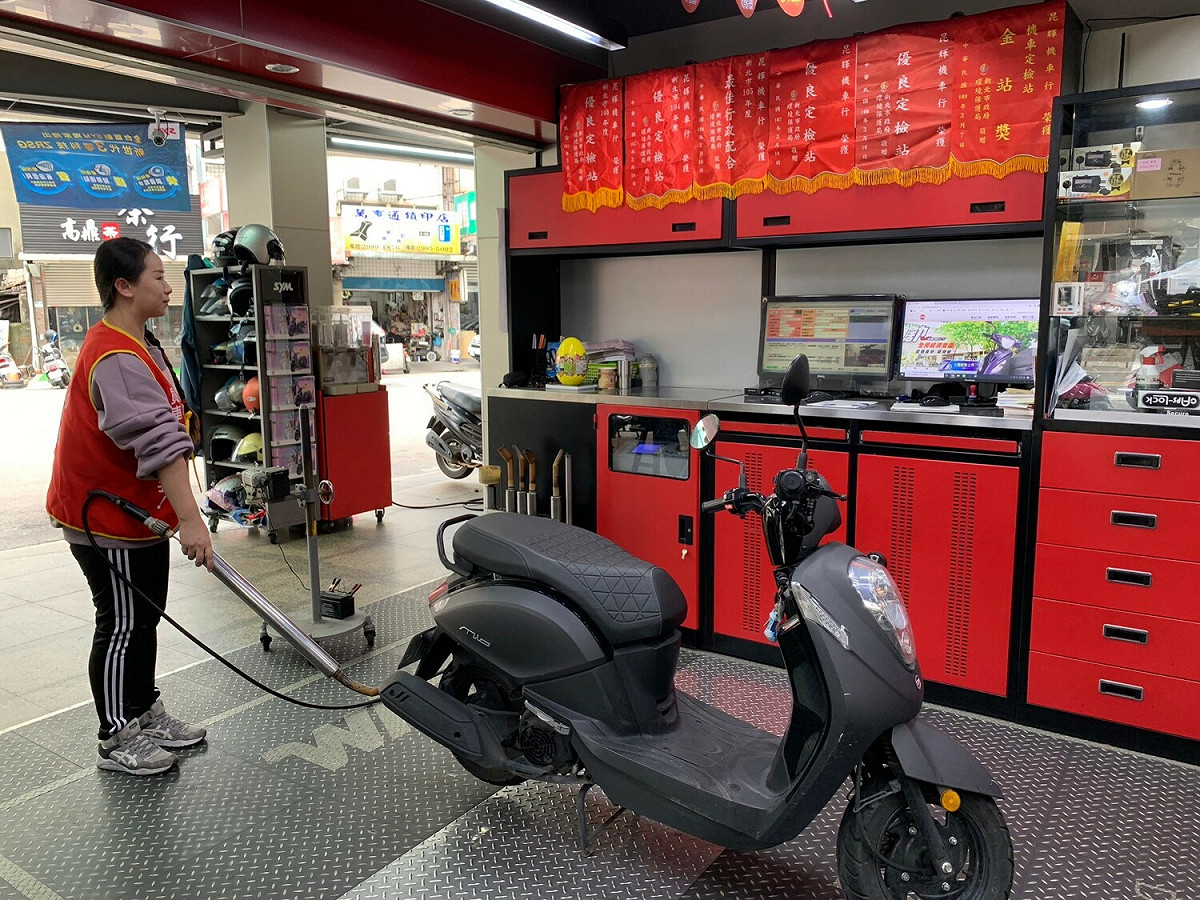 昆輝機車行已連續11年獲頒優良定檢站，機車排氣檢測數也是新北市定檢站的前三名。 圖：新北市環保局提供