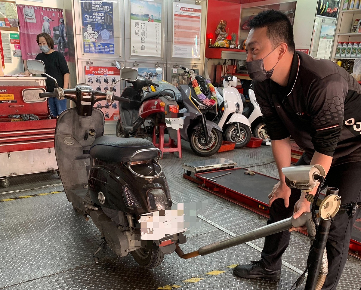 幕後黑手有限公司榮獲「車友之家獎」，除了推行保、檢合一，機車可先保養再驗車，降低不合格率。 圖：新北市環保局提供