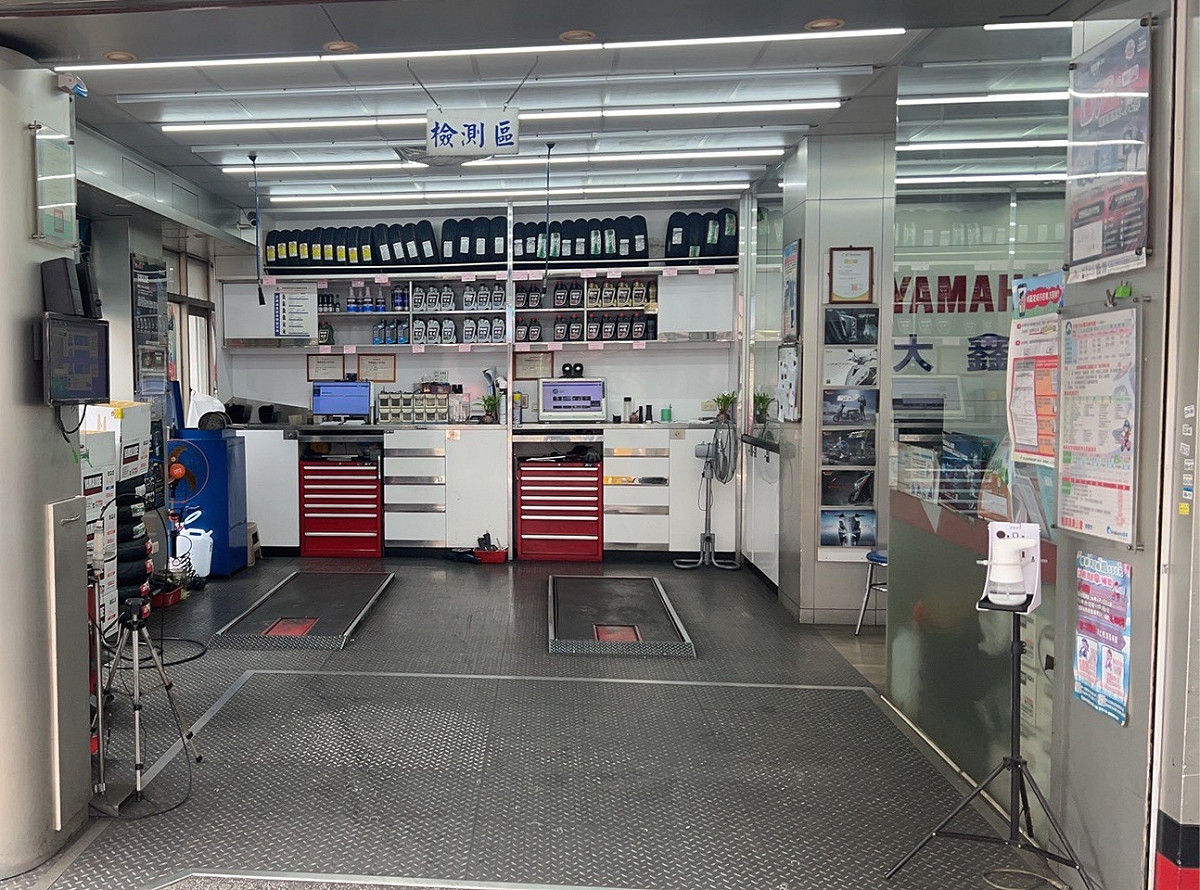 大鑫車業行獲得「潔淨定檢站獎」，將新車展示間、維修及檢測區獨立，環境明亮整潔。 圖：新北市環保局提供