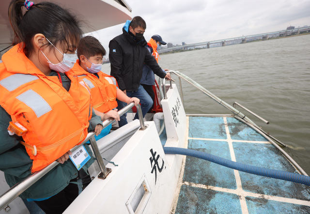 了解曝氣可以增加溶氧量的原理。 圖：新北市環保局提供