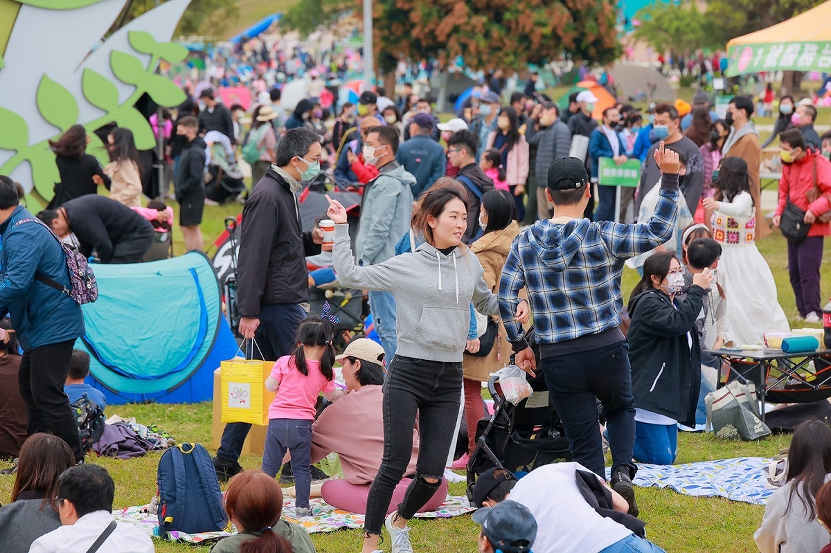 現場民眾隨著音樂搖擺一下。 圖：新北市水利局提供