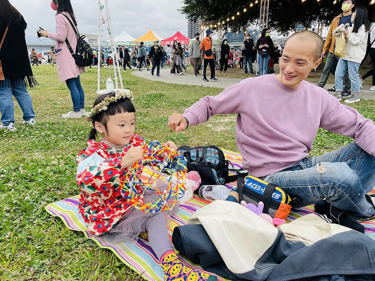 帶上野餐墊輕裝出發，就可以享受浪漫春遊。 圖：新北市水利局提供