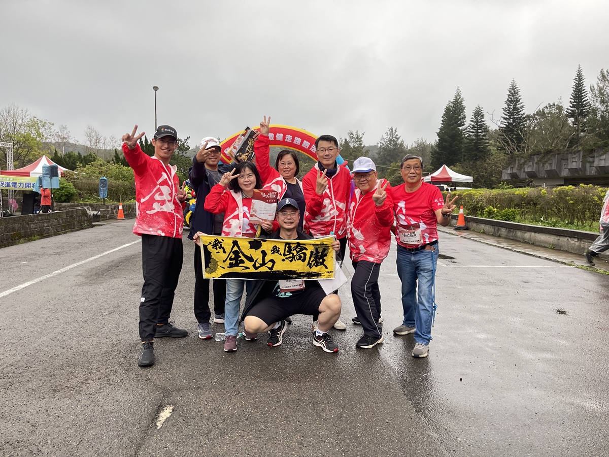 2023我金山我驕傲健走路跑完賽禮-客製毛巾及鞋袋。 圖：金山區公所提供
