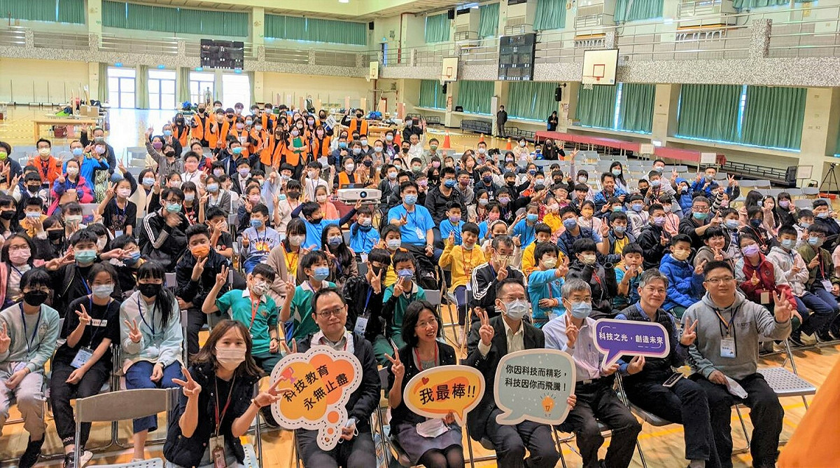 「2023 START! AI智慧小車競賽」複賽今(18)日舉行，由新北等9縣市、110隊選手脫穎而出，角逐「競賽組」、「聯盟組」、「創意組」特優獎項。 圖：新北市教育局提供