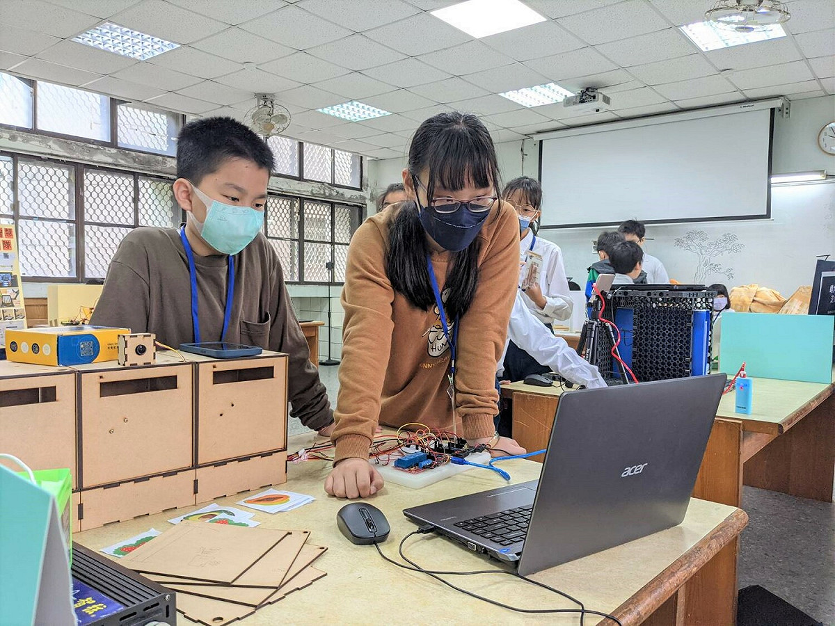 蘆洲國小學生張嘉玹（右）、杜秉勳（左）參加創意組，以影像辨識技術讓校園取餐沒煩惱。 圖：新北市教育局提供