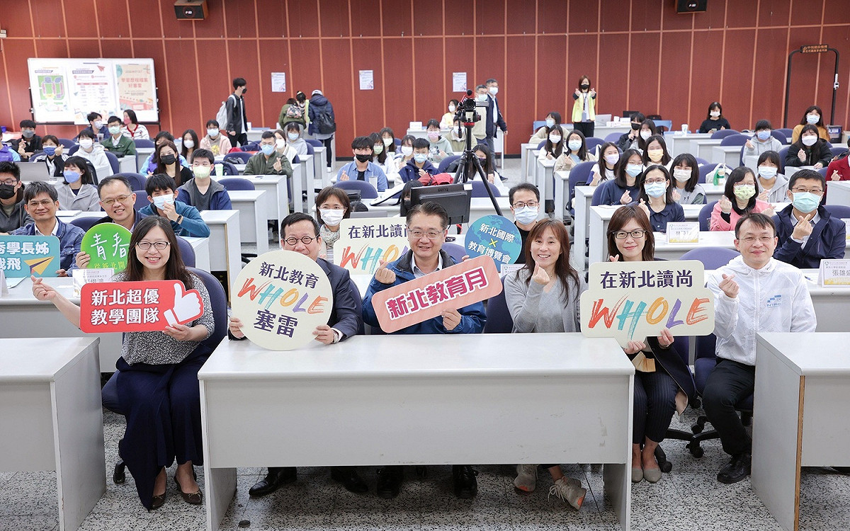 新北市教育局副局長劉明超（前排左3）代表參加新北高中學習歷程檔案實作工作坊，他指出新北市從課程端、教學端，提供多元學習機會，引領學子邁向寬廣的學習旅程。 圖：新北市教育局提供