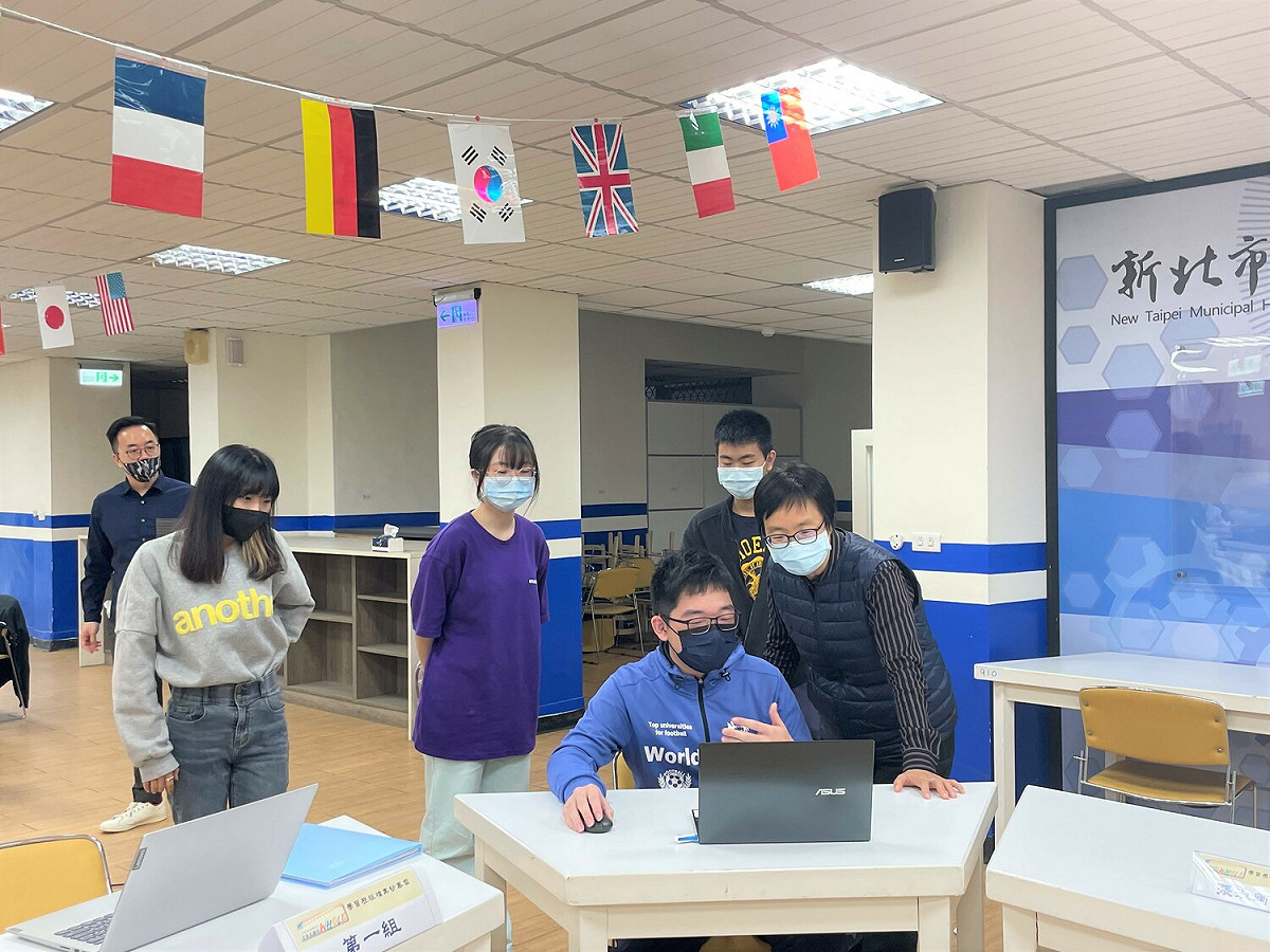 學生透過與教授直接對話，立即獲得回饋，再依此精修檔案，對焦大學端選才需求。 圖：新北市教育局提供