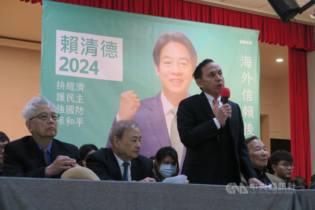 「海外信賴後援會」總召集人樊豐忠（持麥克風者）18日在記者會說，賴清德是美國朝野和自由世界必然希望的台灣總統。 圖/中央社