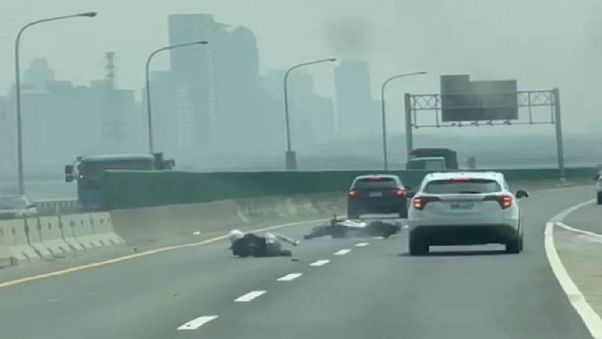 內側黑色轎車擦撞重機騎士後，徑自駛離車禍現場。 圖: 翻攝自爆料公社
