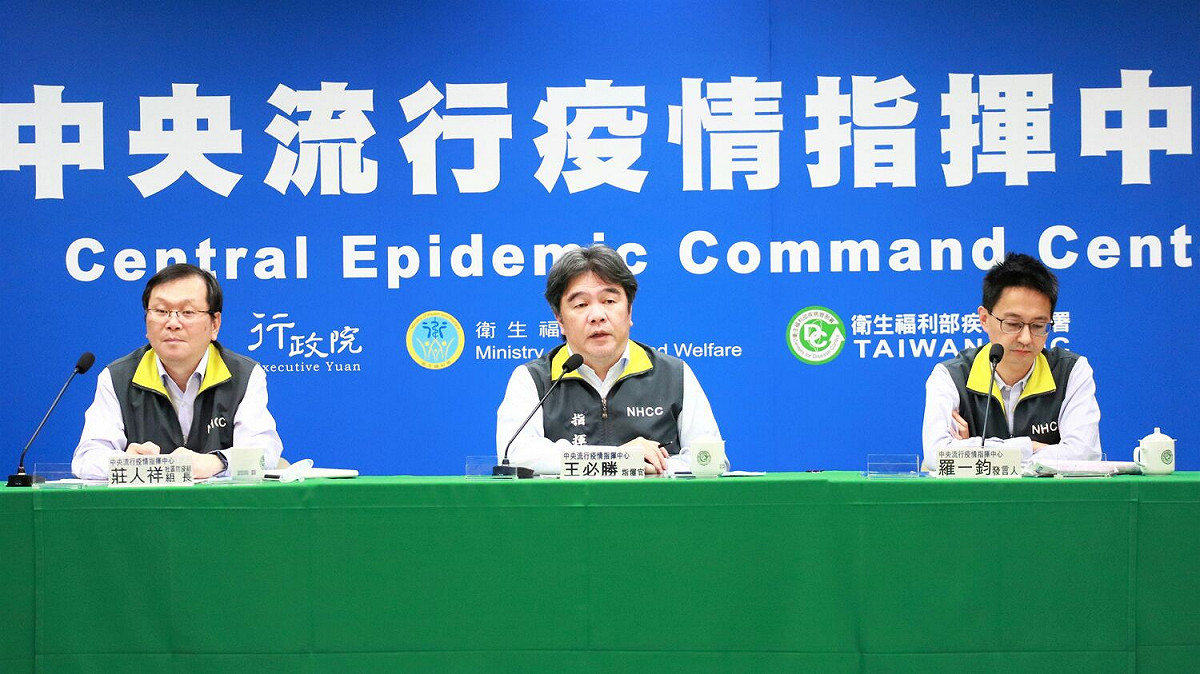中央流行疫情指揮中心今(19)公布國內新增8,209例本土病例及210例境外移入；另確診個案中新增43例死亡，今日確診數較上週同日減少7.4%。 圖：中央流行疫情指揮中心/提供