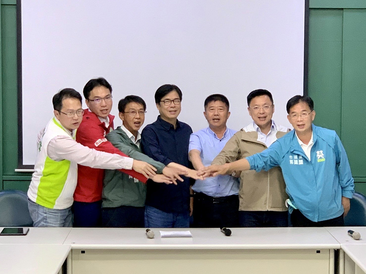 陳其邁(中)整合高雄黨內立委選情。 圖：民進黨高雄市黨部/提供