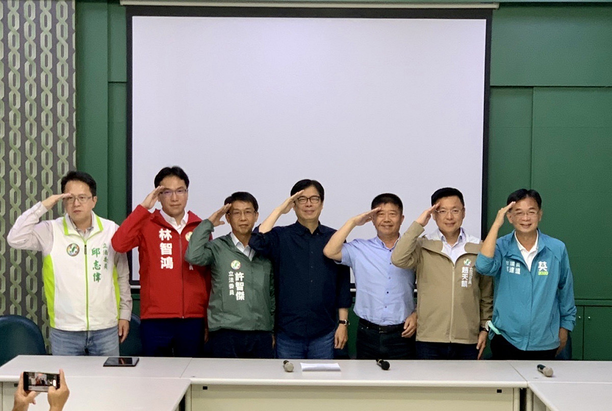 陳其邁(中)宣示明年大選贏得台灣人民肯定。 圖：民進黨高雄市黨部/提供