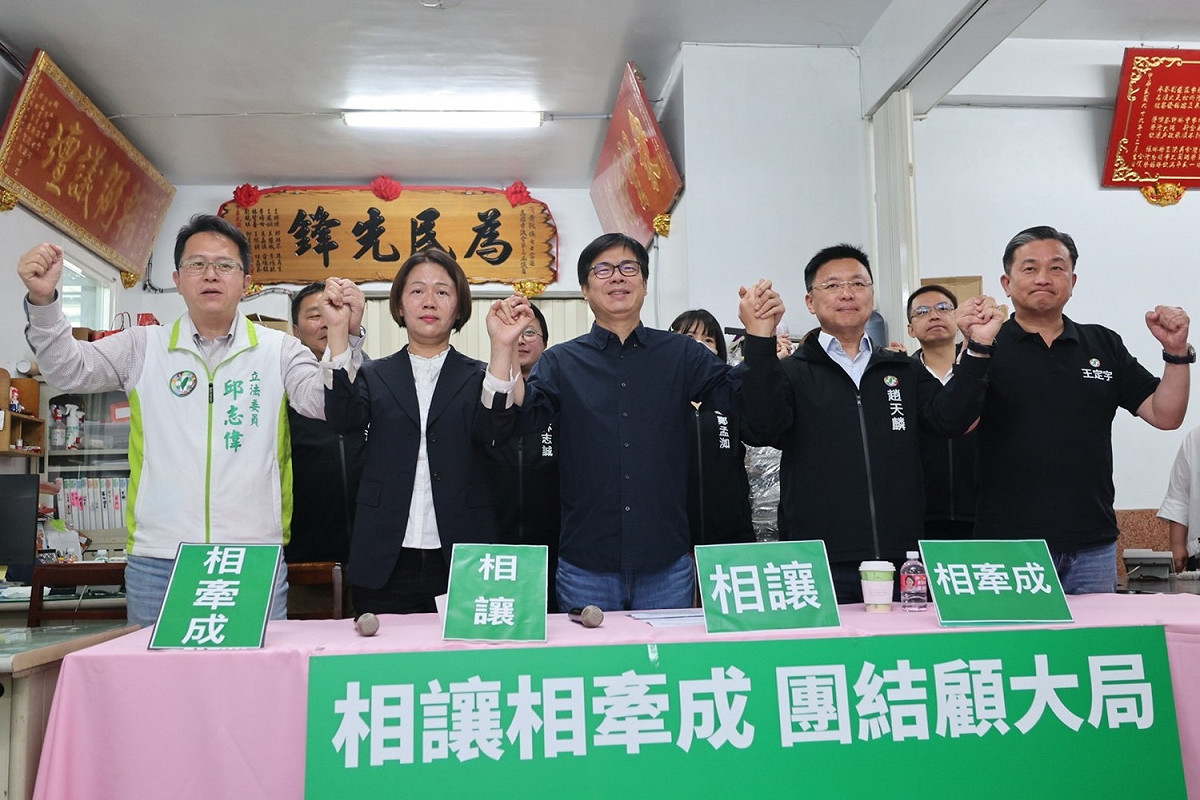 黃秋媖(左二)與陳其邁(中)召開團結記者會。 圖：湧言會/提供