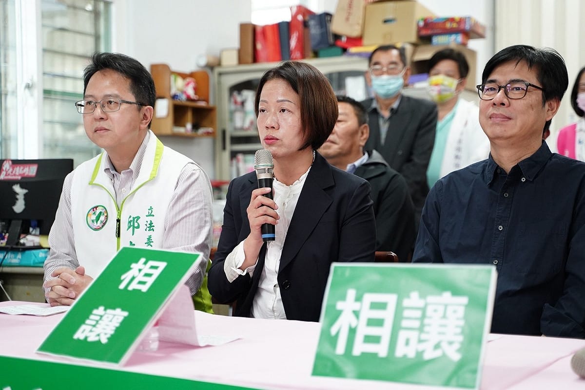 黃秋媖(中)宣布放棄立委領表登記。 圖：湧言會/提供