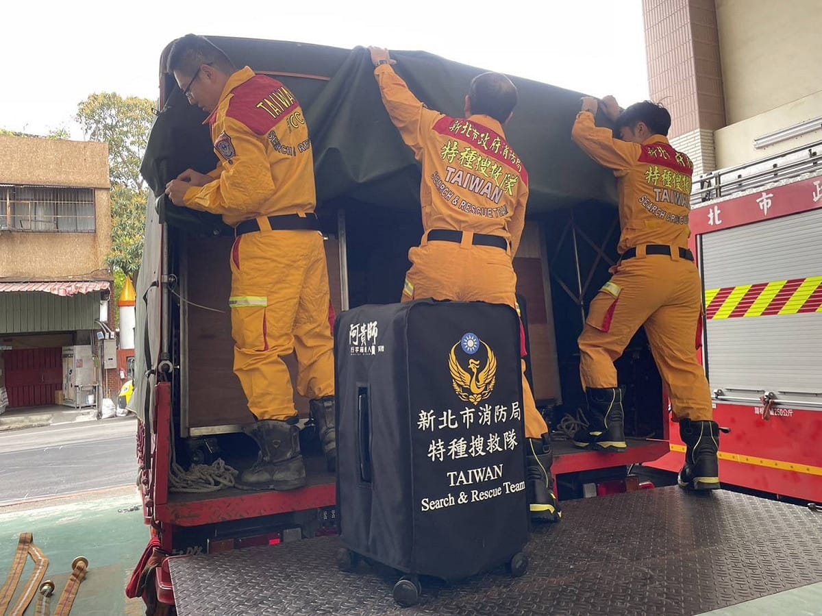 新北市快搜部隊為國家級重型搜救隊，3、4月份為台灣國際人道救援輪值隊伍，在接獲消防署通知後立即完成整備，相關人員、搜救、醫療及後勤器材與裝備，隨時配合中央徵召趕赴災區救援。 圖：新北市消防局提供