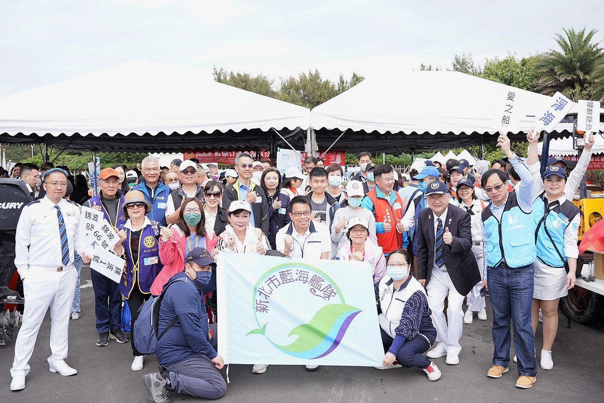新北市環保局今(19)日於淡水龍蝦嶼海岸及領袖海洋淡水遊艇碼頭，攜手國際扶輪3522地區台北市松智扶輪社及新北市淡水區漁會等單位共同辦理淨灘、淨海活動。 圖：新北市環保局提供