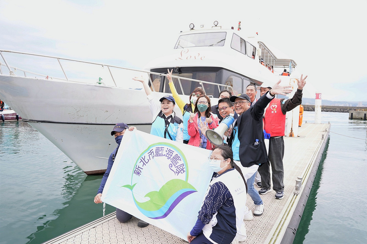 搭乘新北市藍海艦隊的船舶，出航撈除海漂垃圾。 圖：新北市環保局提供