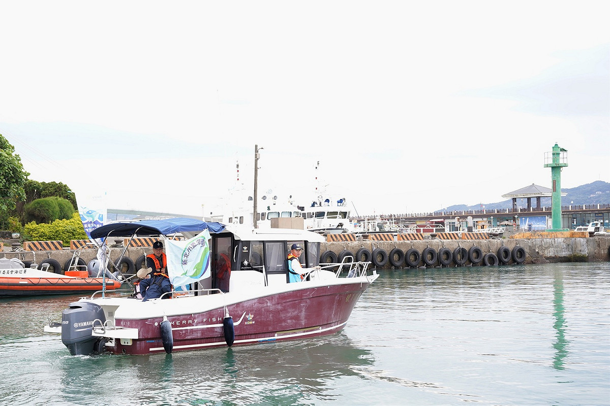 新北藍海艦隊船舶出航淨海。 圖：新北市環保局提供