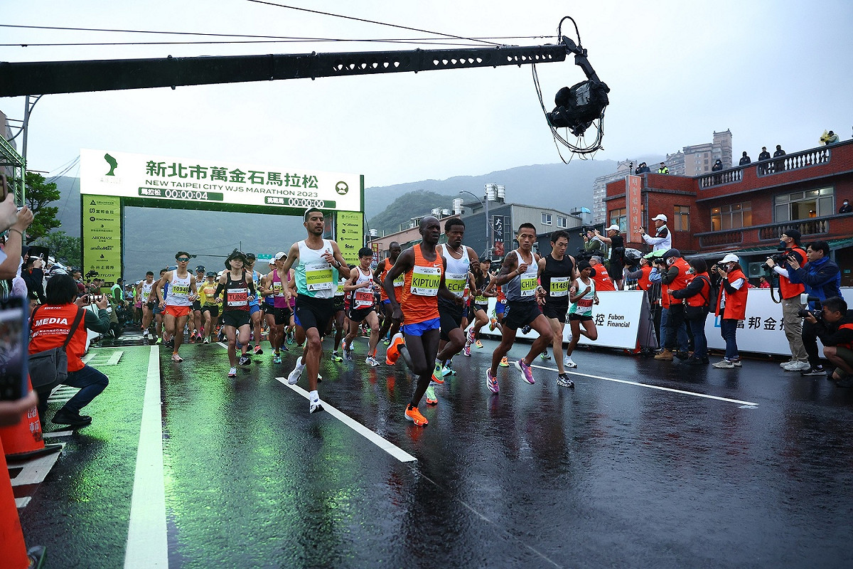 每年萬金石馬拉松都吸引上萬名國內外跑者熱情參與，圖為2023萬金石馬拉松開跑資料照。 圖：新北市體育處提供