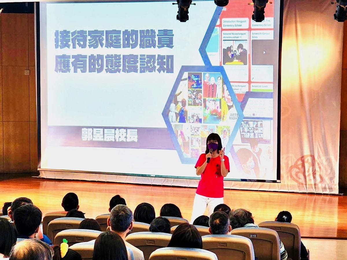 郭昱晨介紹接待家庭的職責及應有的態度及認知。 圖：新北市教育局提供