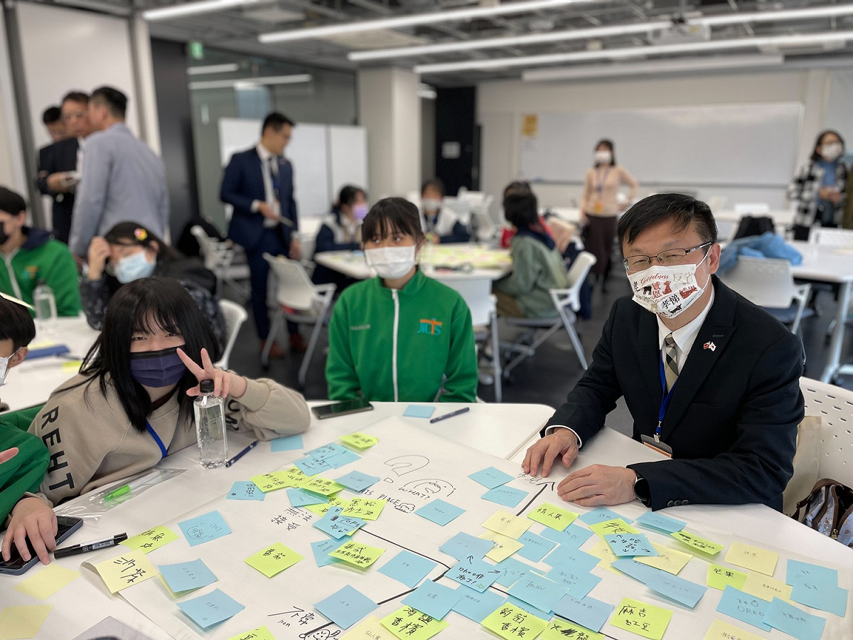 日本IU大學以商業經營為題，設計改良冰淇淋口味的課程活動，教育局長張明文（右）也參與討論。 圖：新北市教育局提供