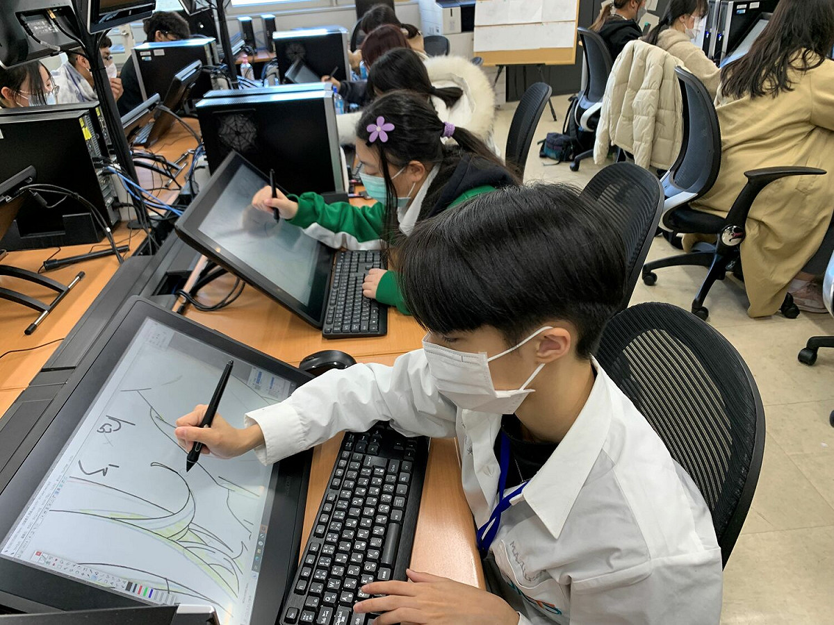 日本電子專門學校開設多媒體新興產業課程，涵蓋人工智慧、電腦繪畫、遊戲設計、動畫，樟樹國際實中學生正進行電子繪圖板作業。 圖：新北市教育局提供