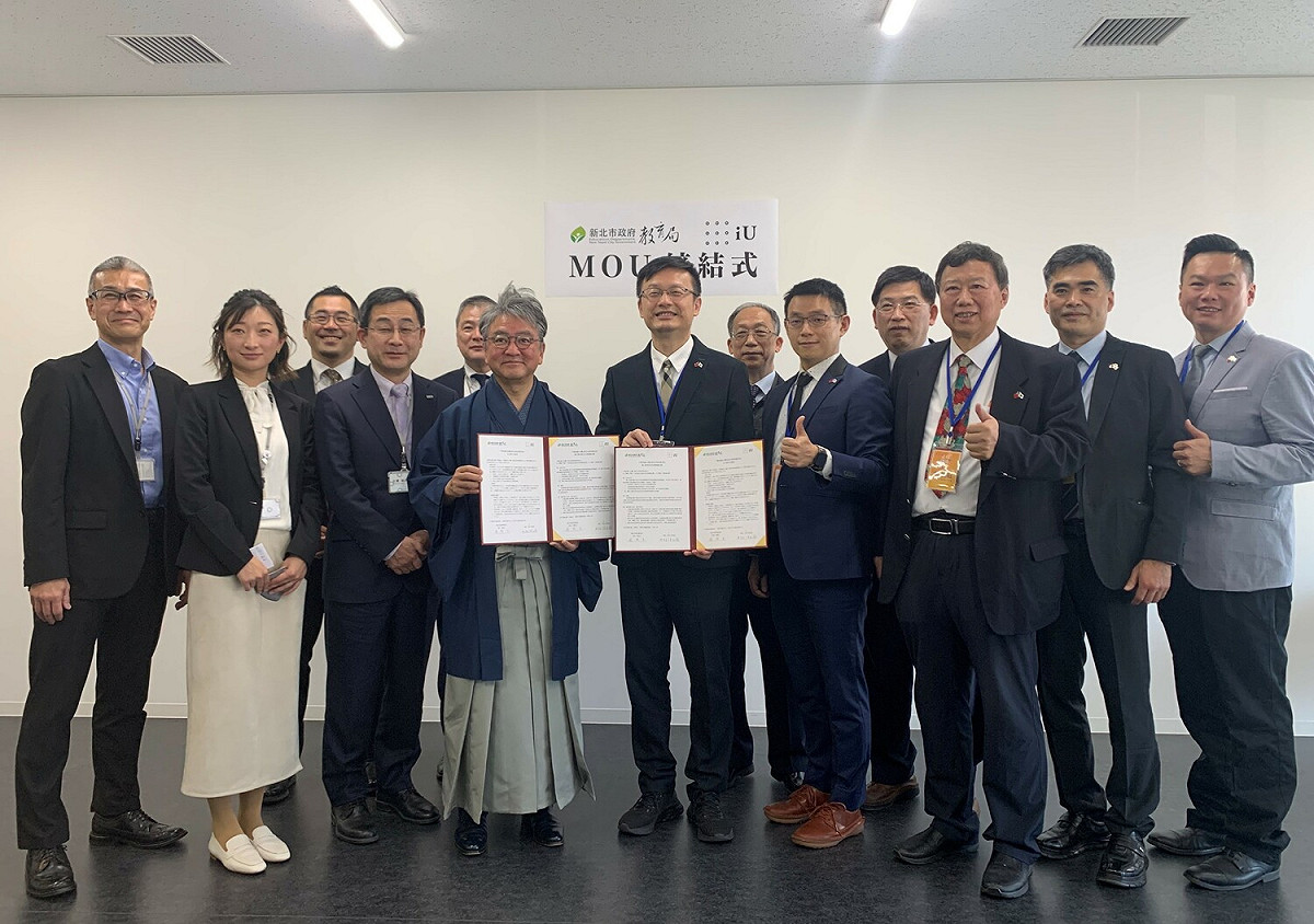 新北市教育局長張明文（右7）與日本IU大學簽訂國際交流合作MOU。 圖：新北市教育局提供