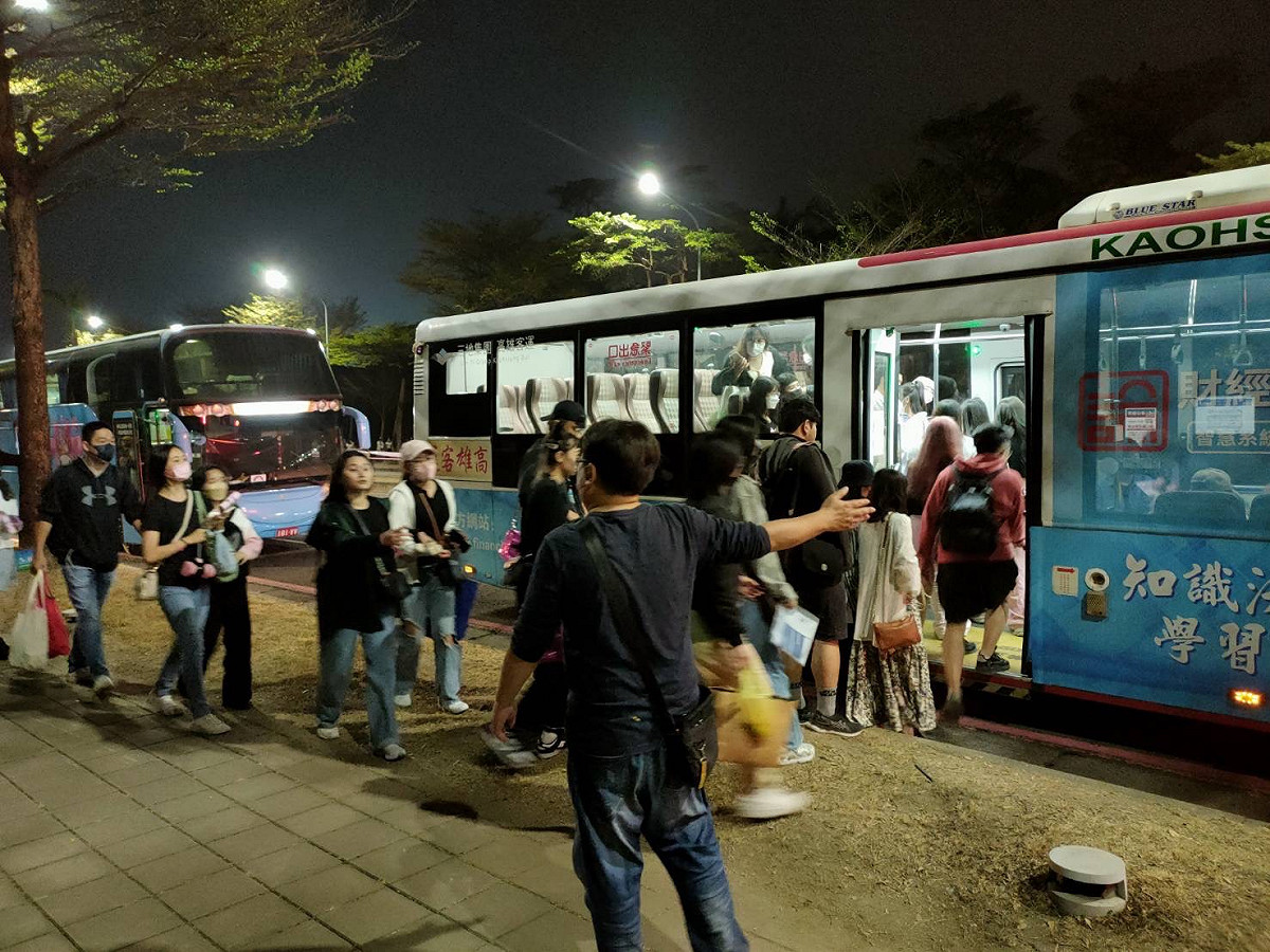 散場接駁車將樂迷快速載運轉搭高鐵、台鐵。 圖：高雄市交通局/提供