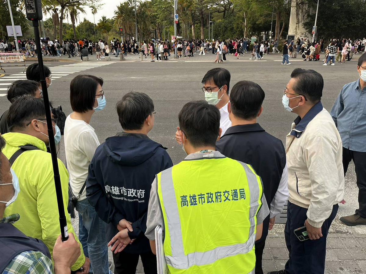 陳其邁(右三)親至主場館應變中心督軍疏運工作。 圖：高雄市交通局/提供