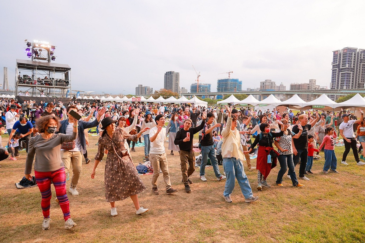 SwingTaiwan 社交舞與搖擺舞學校老師們，帶領台下民眾一起 Swing Dance。 圖：新北市水利局／提供