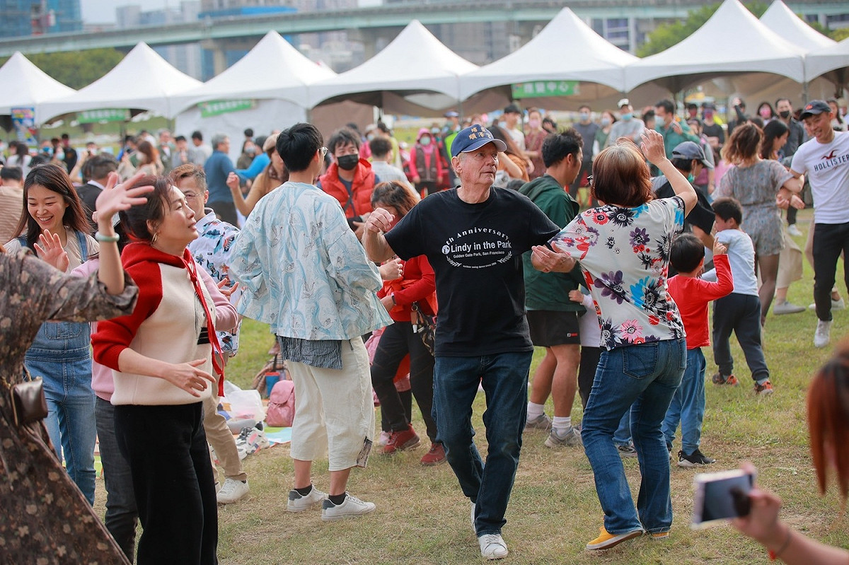 民眾一起隨著音樂搖擺一下Swing Dance。 圖：新北市水利局／提供