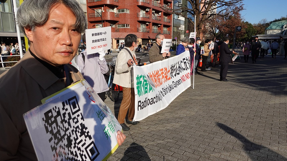 平井玄在新宿御苑門前發起抗議、連署行動，希望國際人士能夠重視日本政府不當處理核災廢水、廢土問題，並要求G7各國不應為日本政府不當的行為背書。 圖：方儉攝