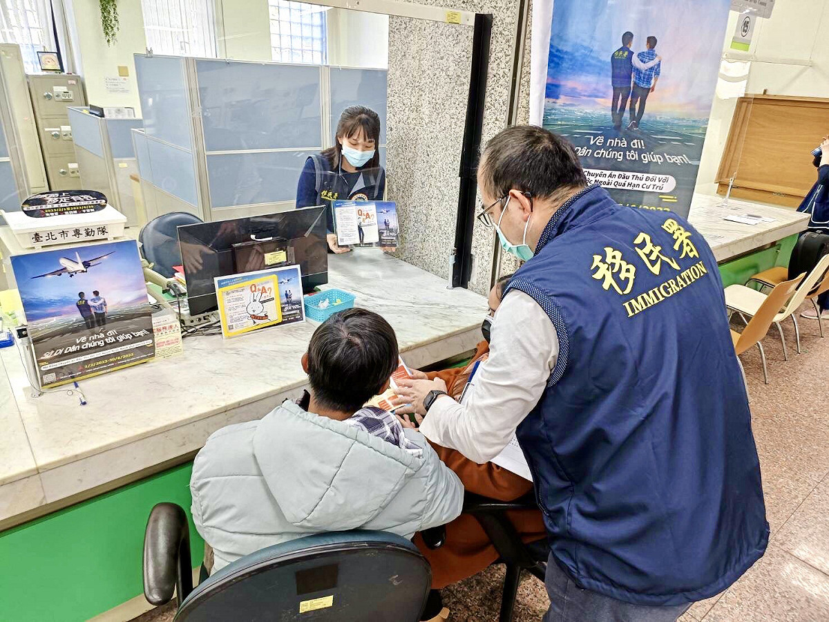 移民署人員以印尼語向印尼籍夫婦說明「擴大逾期停(居)留外來人口自行到案專案。 圖：移民署提供