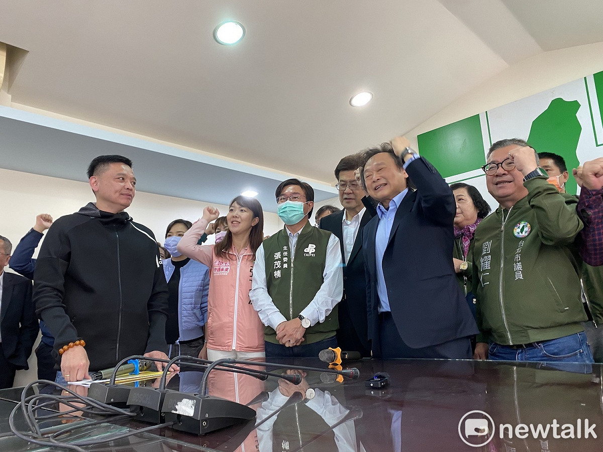 民進黨台北市議員王世堅今在多位議員、里長陪同下前往黨部領表登記參選2024立委初選。 圖：周煊惠 / 攝