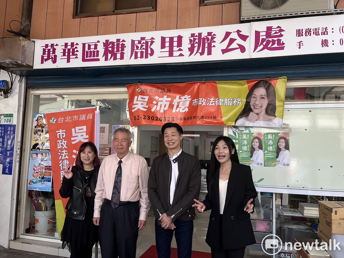 無黨籍立委林昶佐（右2）宣布不選2024立委、民進黨台北市議員吳沛憶（右1）表態願意接棒。 圖：周煊惠 / 攝