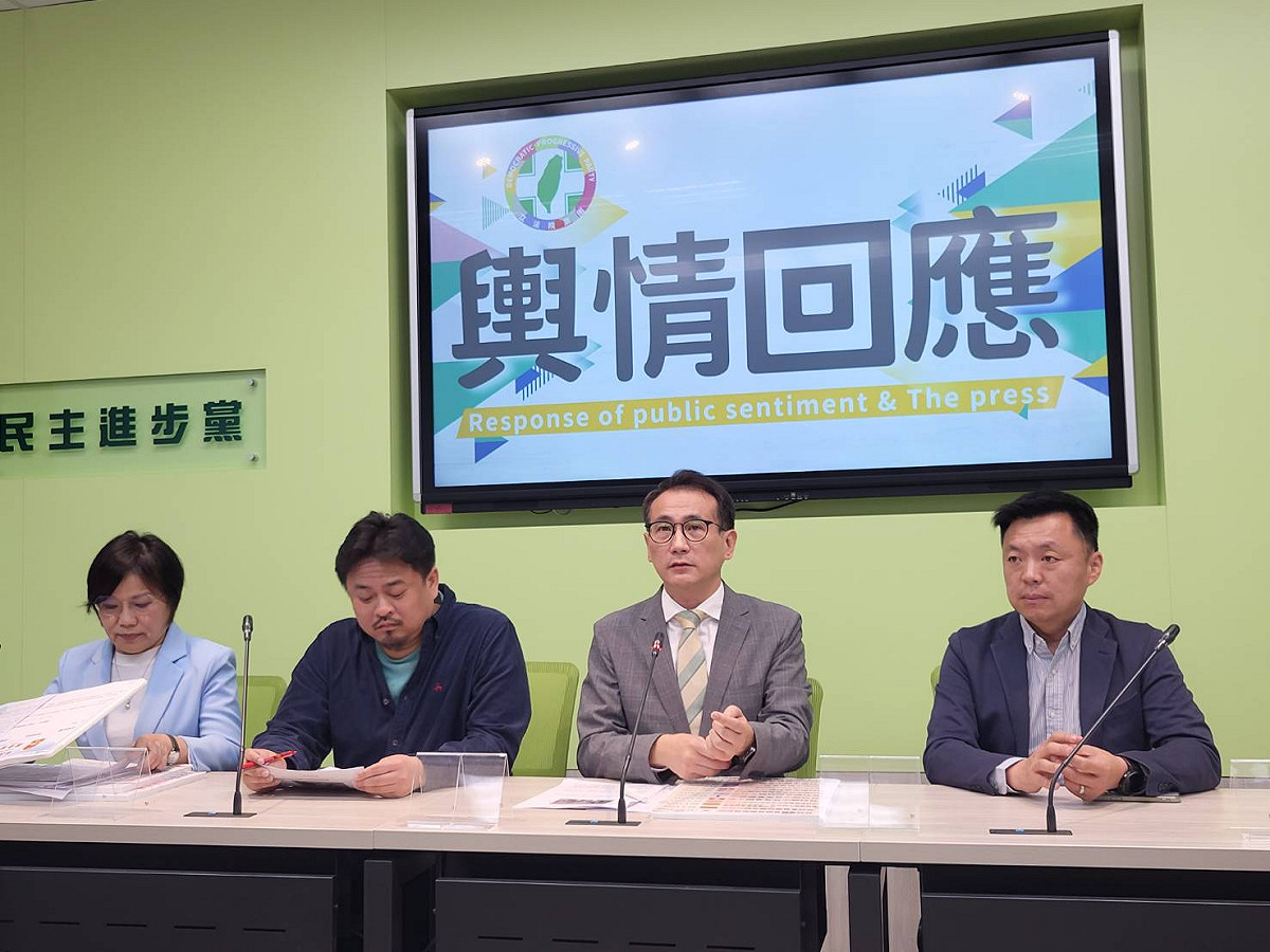 民進黨團今舉行輿情記者會，對馬英九赴中一事表達看法。 圖：陳佩君／攝