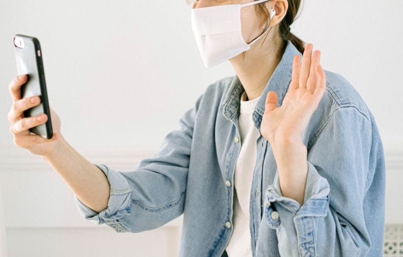 今（20）日起確診新冠肺炎者，輕症患者不需隔離，醫師還是有5件事情提醒。 示意圖／Pexels