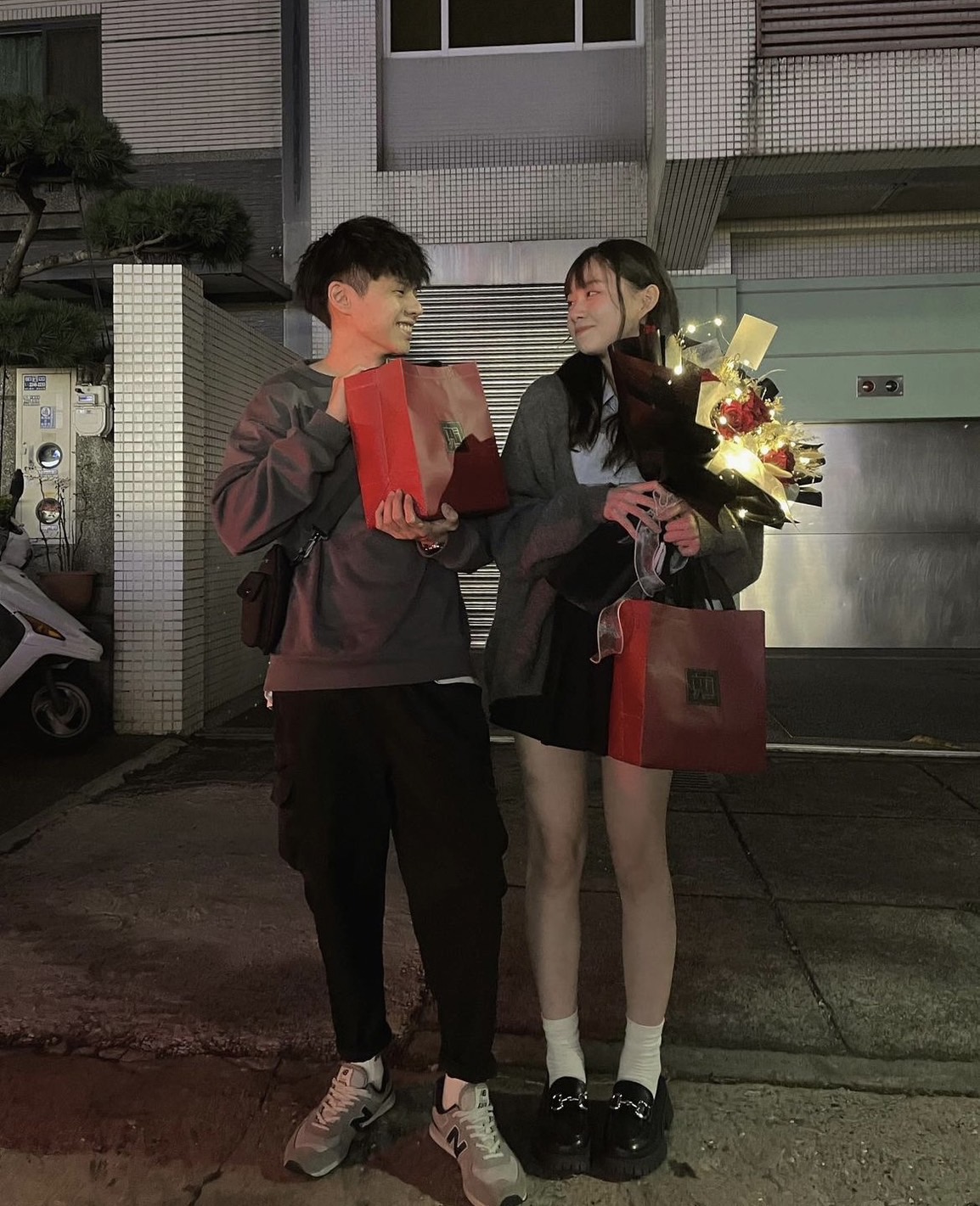 4蘋玩高空彈跳偷向男友簡到槍告白。 圖：翻攝自4蘋IG