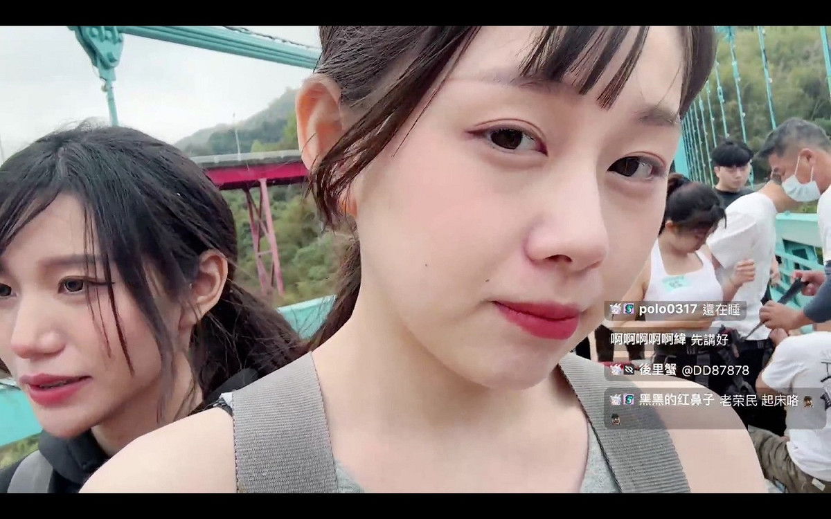 4蘋去玩高空彈跳，並立Flag「跳下去就結婚」。 圖：翻攝自4蘋 Twitch頻道