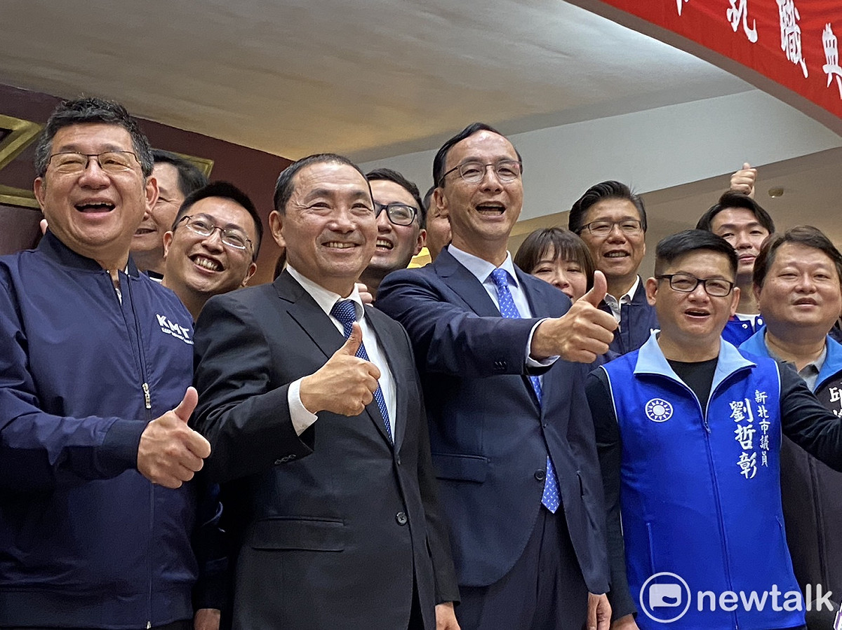 民調顯示，侯友宜在總統大選的支持度高速下滑，大眾對國民黨的好感度降低。（圖為朱立倫及侯友宜出席新北市議會國民黨團幹部交接典禮） 圖：林昀真/攝（資料照）