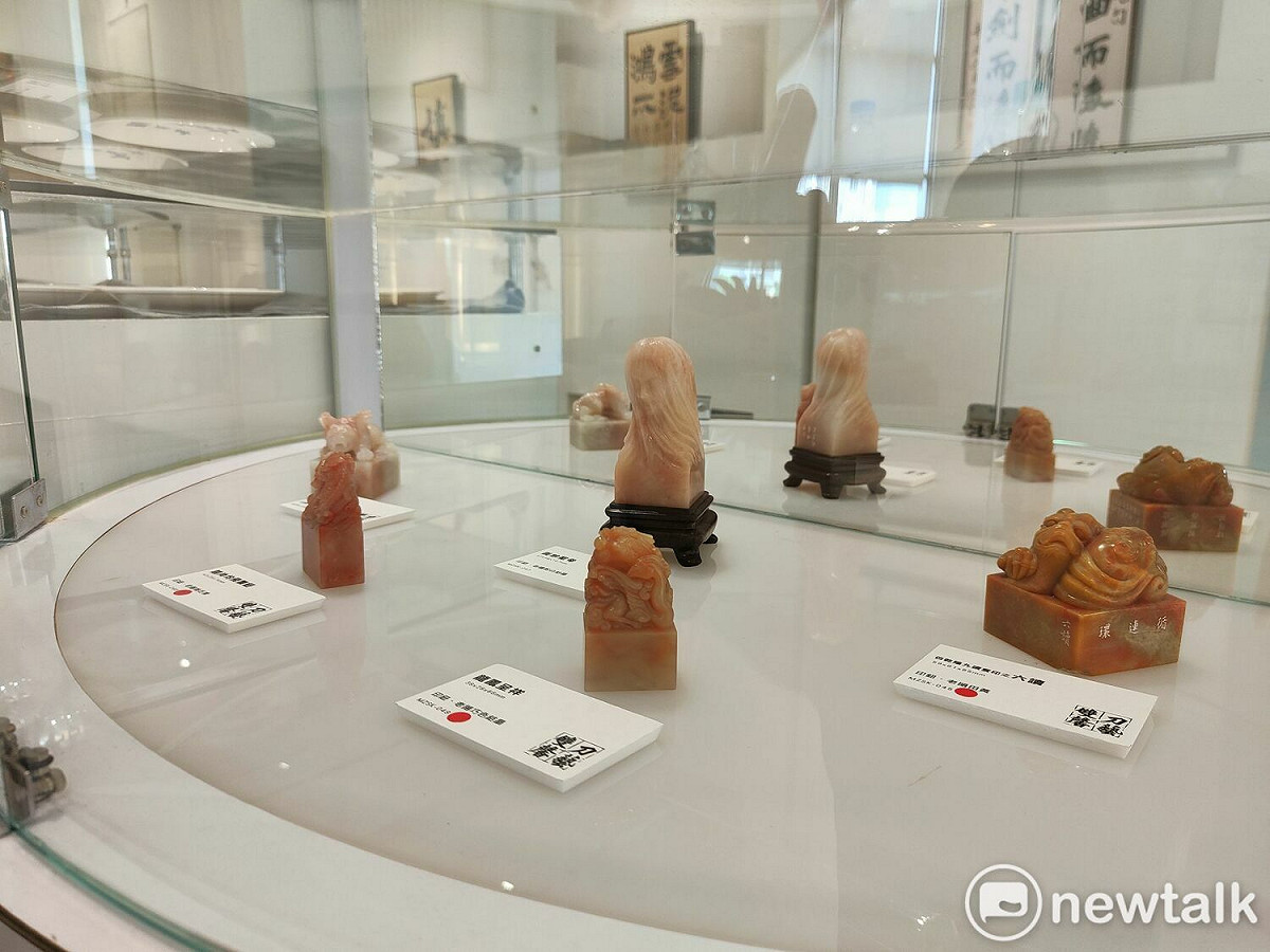 書法印鈕大師宋崗即日起至3月30日在明宗書法藝術館展出精彩力作，作品結合傳統的書、畫、印的素養與技藝，讓觀者可以完整地透過眼前的作品了解到印鈕背後的深刻故事，以及大師如何汲取古人雕藝之精隨，並與現代藝術潮流加以融合，「以藝養藝」創造出印鈕藝術的新價值。 圖：黃博郎／攝
