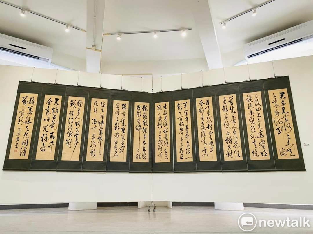 書法印鈕大師宋崗即日起至3月30日在明宗書法藝術館展出精彩力作，作品結合傳統的書、畫、印的素養與技藝，讓觀者可以完整地透過眼前的作品了解到印鈕背後的深刻故事，以及大師如何汲取古人雕藝之精隨，並與現代藝術潮流加以融合，「以藝養藝」創造出印鈕藝術的新價值。 圖：黃博郎／攝