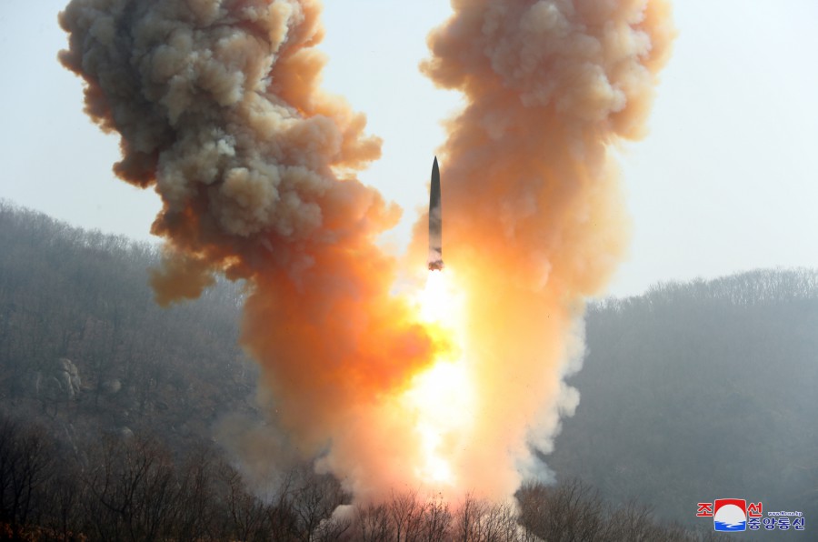 北韓18日上午6時50分左右發射2批次多枚短程彈道飛彈。圖為有「北韓版伊斯坎德爾」之稱的KN-23短程彈道導彈(SRBM)。 圖：翻攝朝中社(資料照片)