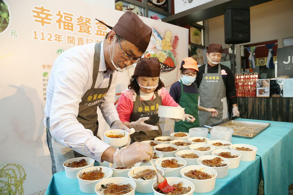 農委會於今日起與喜憨兒基金會、糕菲庇護工場、勝利廚房等11家製作販售60元幸福餐盒。 圖：農業委員會／提供